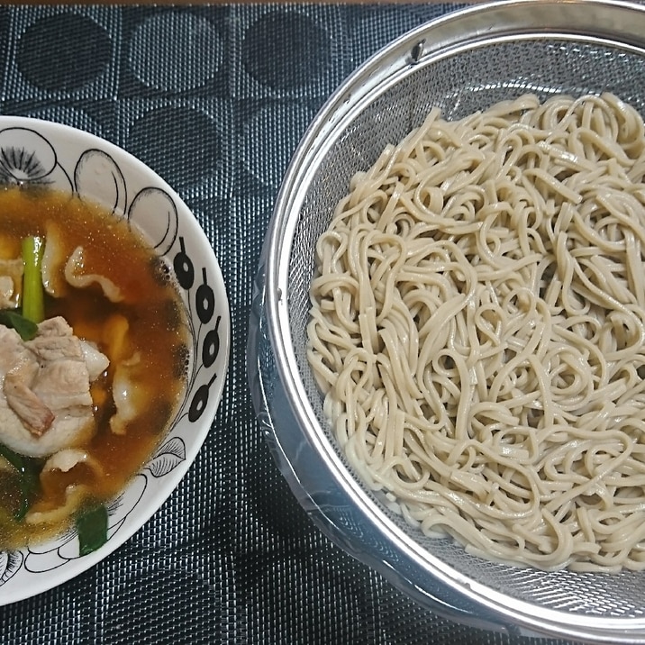 【あったかつけ汁で冷たいそば】肉汁そば